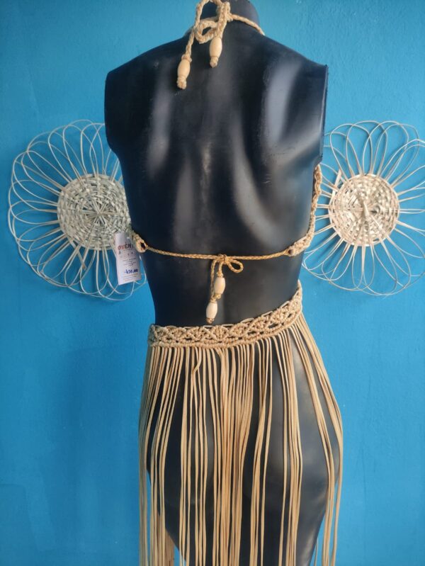 Vestido Dourado em Macramê com Detalhe em Madeira - Image 2